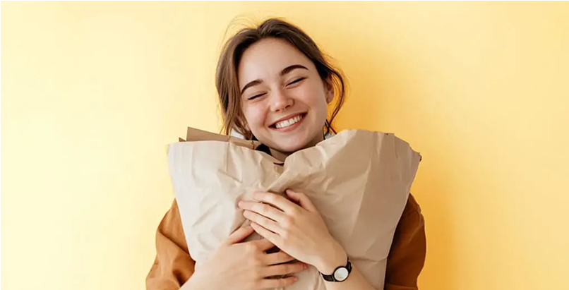 foto di una donna con un pacco in braccio
